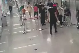 男子带5瓶啤酒过地铁安检被拒，当场喝完！