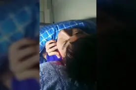 异地恋的情侣，在宿舍每晚唱歌哄女朋友睡觉，你也有过这样的回忆