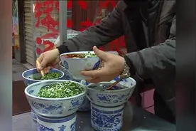 “回民街”用美食唤醒你：一碗肉丸胡辣汤+一个孜然牛肉包视频封面
