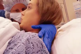 孕妇分娩双胞胎的宝贵记录 妈妈那么痛苦却一直问宝宝好不好视频封面