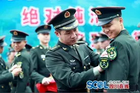 陆军新式胸标臂章全部更换完毕图片