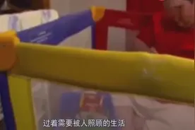 美国32岁的巨婴，吃饭靠家人喂，穿尿布咬奶嘴，不接受自己成年！视频封面