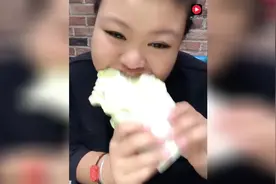 山东胖萝莉吃蔬菜，这大白菜直接生啃了！视频封面