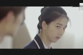 新来老师恶意体罚班长，全班人跟着一块受罚视频封面