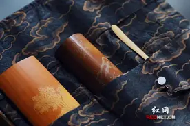 80后茶人设计开发香云纱茶道产品 此丝绸工艺为国家级非遗图片