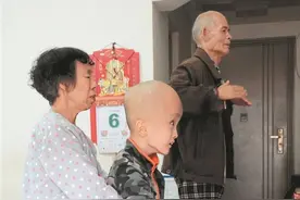 老夫妻照料被遗弃的“大头娃娃” 七年不离不弃图片