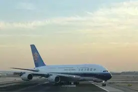 首都机场南航A380起飞时偏出跑道图片