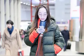 蒋梦婕穿运动裤似刚放学的中学生 颜值高就是任性图片