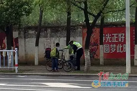 自行车掉链 爱心不“掉链”图片