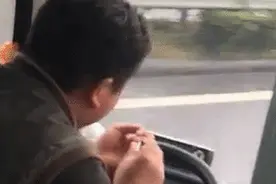 不要命了！搭载17名乘客的长途客车司机，在高速上边开车边剪！指！甲！图片