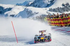 就差飞天了 F1红牛车队登顶奥地利雪山图片