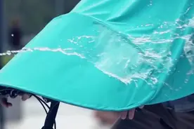 有了这款雨衣，骑车时再也不怕雨水会打湿裤脚和鞋子了！图片