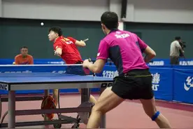 用“迎”的手法把球拉得更爆图片