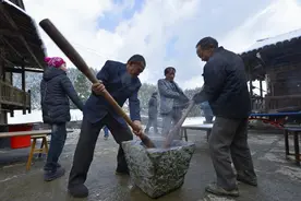 湖北恩施：糯米糍粑香 雪里新春来图片