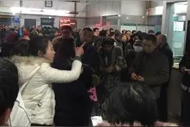 挂号价格炒到4500！女子怒斥医院票贩子 院方回应：没证据图片