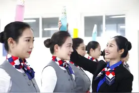 校园准空姐  经常头顶酒瓶双腿夹纸练站姿图片
