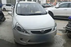 追寻“60码倒车男”：倒着开还能超车 闹市“炫技”太吓人图片
