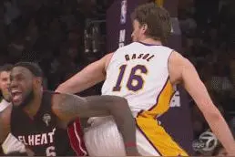 绝对五大囧，NBA赛场上那些搞笑瞬间，邓肯用生命在表演，笑死图片
