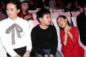 CP档流行！赵文卓女儿见王艳儿子一脸花痴 吴磊身边一直有她！图片