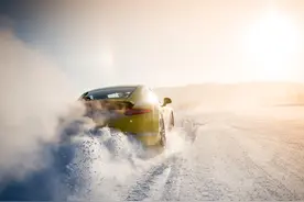 跟着砖叔玩豪车！保时捷凌驾风雪漂移记！图片