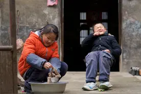 一个十岁小女孩的春节守望图片
