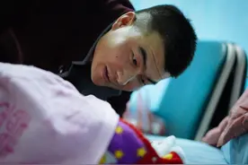 军人老爸第一次看见自己孩子的表情图片