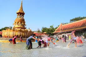西双版纳泼水节，在勐泐大佛寺感受沐浴礼佛图片