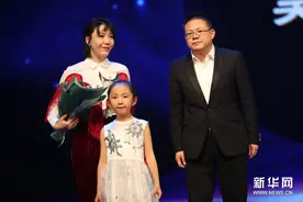 吴莫愁荣获2017年度中国社会责任公益形象大使图片