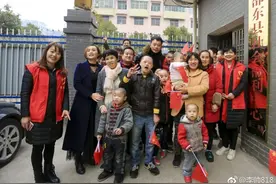 有爱！申花门将李帅赴湖南邵东做慈善图片