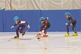京津冀青少年比拼短道速滑图片