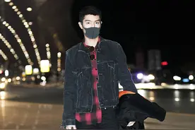 盛一伦简约穿搭现身机场 休闲随意帅气难掩图片