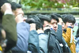 公祭激励国人奋发图强,多地群众自发前往缅怀南京大屠杀死难者图片