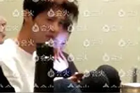甜蜜暴击！网友遇鹿晗关晓彤 两人吃烤肉亲密耳语图片