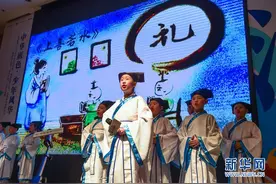 “诗词吟唱”展少年风采图片