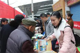 武隆长坝镇：多单位联合开展惠民政策宣传图片
