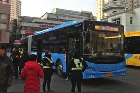 记者体验18米“大通道”公交车 缓解高峰乘车难图片