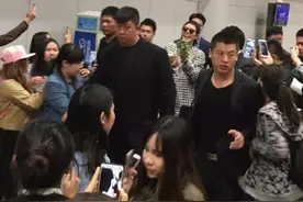 朴海镇粉丝送香菜 欧巴在保镖丛中开怀大笑图片