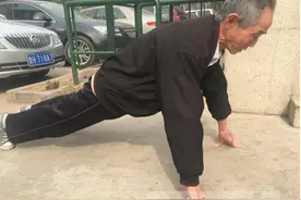 老人二指禅俯卧撑 男人常做俯卧撑的5大好处图片