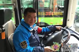 这个司机开公交22年零事故 驾驶室里放杯水练车技图片