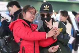 林允现身机场包裹严实 被粉丝索要签名合照图片