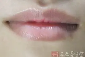 嘴唇和脖子也会长皱纹，您注意到了吗？图片