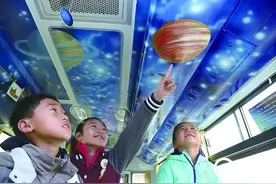 全国第一辆手绘主题校车起航图片