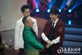 《三打》王牌齐聚 冯绍峰起玩心模仿郭富城图片