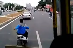 一群少年街头骑车“秀特技”逼停公交图片