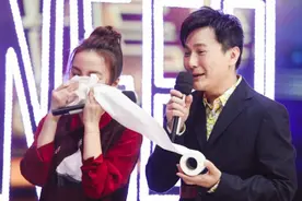 吴昕见到偶像再次失声痛哭 拿一卷卫生纸擦泪图片