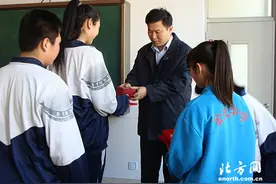 爱心企业牵手联合助学基金会 奖励蓟县优秀学生图片