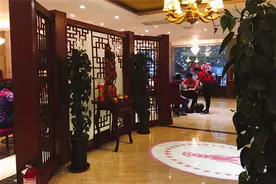 跟着我 左手凉茶右手龙虾图片