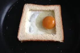 开盖鸡蛋火腿煎吐司图片