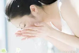 女生额头上出现干皮怎么办 七大补水方法帮你消除图片