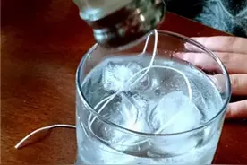 孩子这么玩水 太有意思了！图片